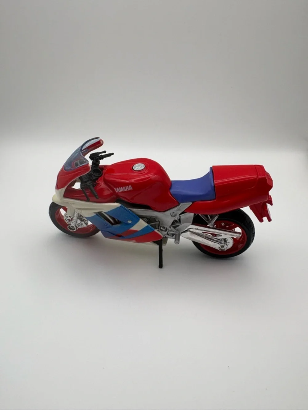 Maisto Special Edition Yamaha‎ FZR 600R Diecast Model Motorcycle Red White Blue